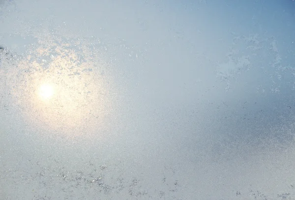 Ventana blanca congelada cubierta con heladas en invierno con dibujos . — Foto de Stock