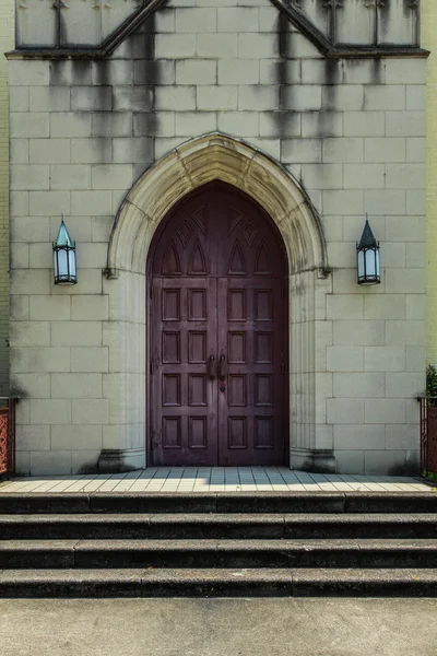 Porta marrone sulla chiesa gialla — Foto Stock