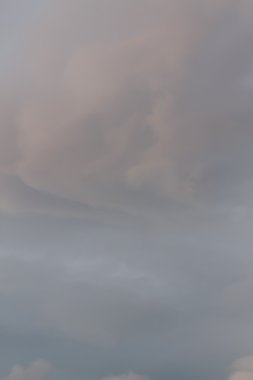 Pastel gri ve pembe bulut