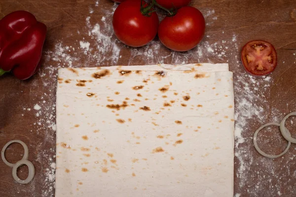 Pita Roti Dengan Tomat Dan Bawang Pada Latar Belakang Meja — Stok Foto