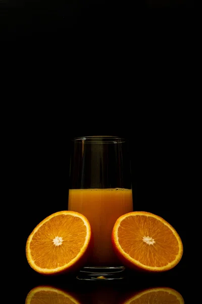 Orange Juice Glass Fruit Slice Hovering Dark Black Background — Zdjęcie stockowe