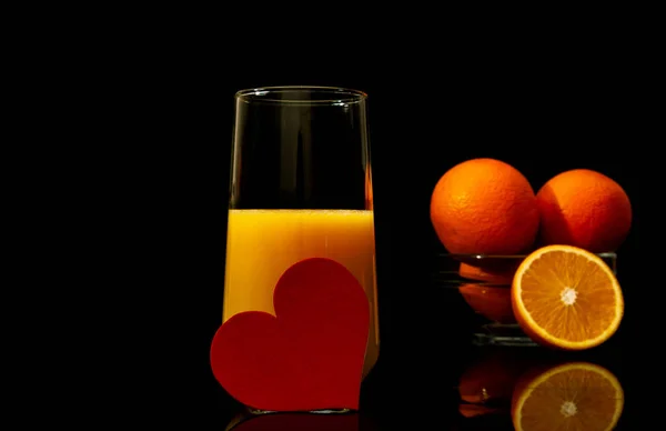 Apelsinjuice Ett Glas Med Frukt Skiva Svävar Den Mörka Svarta — Stockfoto