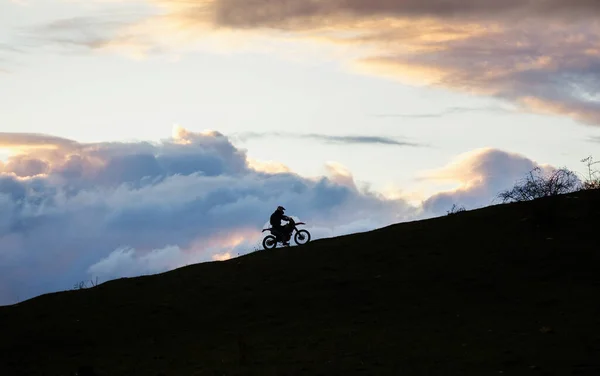 Biker Sur Colline Sur Fond Nuageux Noir — Photo