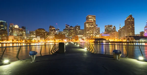 Vista panorámica nocturna de San Francisco. Paisaje urbano del muelle 14 —  Fotos de Stock