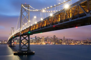 Oakland-San Francisco Körfez Köprüsü ve San Francisco manzarası, Kaliforniya üzerinde alacakaranlık
