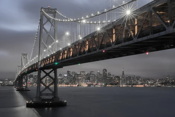 Crepúsculo sobre Oakland-San Francisco Bay Bridge e San Francisco Skyline, Califórnia — Fotografia de Stock