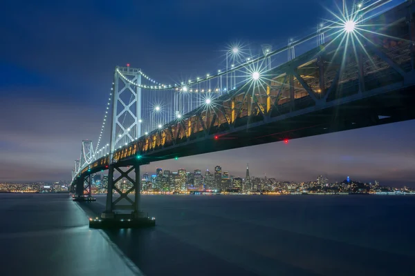Soumrak nad Oaklandu a San Francisco Bay Bridge a Panorama San Francisco, Kalifornie — Stock fotografie