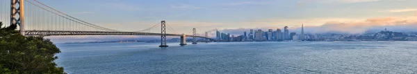 Panoramatický výhled na panorama San Franciska a Bay Bridge — Stock fotografie