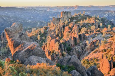 Son Sunight üzerinde Pinnacles Milli Parkı, Kaliforniya, ABD