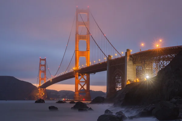 Spricka i molnen bakom Golden Gate-bron sedd från Marshall's Beach. — Stockfoto