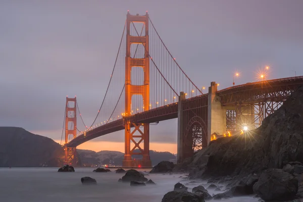 Rachadura nas nuvens atrás da Golden Gate Bridge como visto de Marshall 's Beach . — Fotografia de Stock