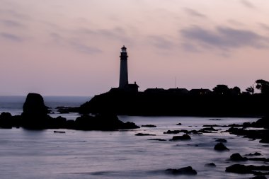 Pembe gökyüzü ve deniz manzaraları siluetleri. Güvercin noktası deniz feneri, Palatino, Kaliforniya, ABD