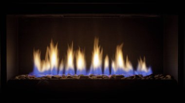 Yanan gaz şöminesi siyah renkte izole edilmiş..