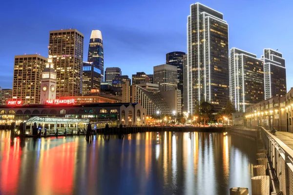 Puerto San Francisco Frente Mar Luces Vacaciones Durante Hora Azul — Foto de Stock