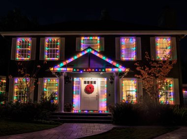 Los Altos, California 'daki Noel ışıkları dekorasyon evi, ABD.