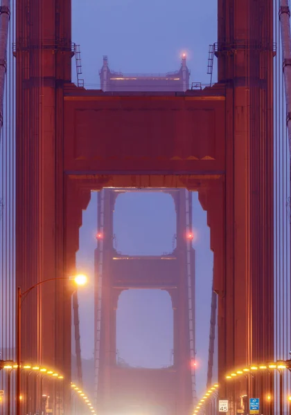 Golden Gate Bridge Close Durante Hora Azul — Fotografia de Stock