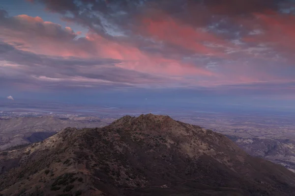 黄昏的天空穿过北峰 穿过主峰 后面是左边的Antioch和右边的Brentwood 美国加利福尼亚州康塔科斯塔县第欧加山国家公园 — 图库照片