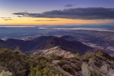 Main Peak üzerinden Eagle Peak ve Bald Ridge üzerinde günbatımı, arkada Clayton şehri. Mount Diablo Eyalet Parkı, Contra Costa County, Kaliforniya, ABD.