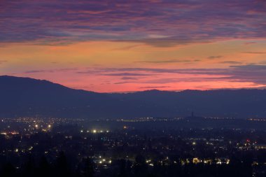 Silikon Vadisi 'nin havadan görünüşü. San Jose 'deki Hamilton Foothills Dağı üzerinden canlı gökyüzü, Santa Clara County, Kaliforniya, ABD.