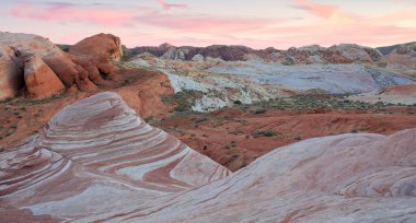 Ateş Dalgası Kum Taşı oluşumunun üzerinde gün batımı. Fire State Park Vadisi, Nevada, ABD