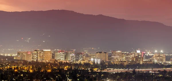 Hamilton Tepesi 'nden San Jose' ye doğru alacakaranlık. San Jose, Kaliforniya 'nın Silikon Vadisi' nde yer alan bir şehirdir..