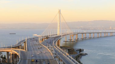 San Francisco-Oakland Köprüsü 'nün doğu açıklarında gün batımı. Define Adası, San Francisco, California, ABD.