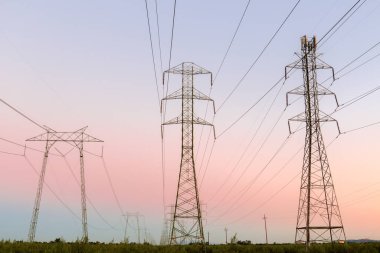 Kaliforniya 'da Twilight Skies ile yüksek voltajlı elektrik hatları. Dixon, Solano County, California, ABD.
