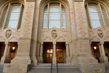 Stanford Üniversitesi, Kaliforniya 'daki Yeşil Kütüphane cephesi