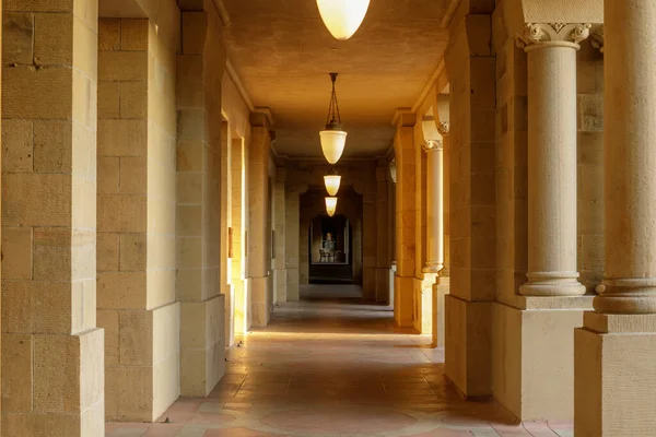 Leerer Kreuzgang Vor Der Grünen Bibliothek Der Stanford University — Stockfoto