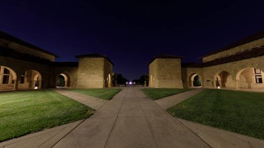 Stanford Üniversitesi, Kaliforniya 'nın ana avlusunun panoramik görüntüsü.