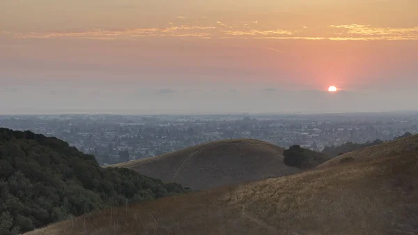 Hazy Ηλιοβασίλεμα Πάνω Από Hayward Μέσω Hayward Hills Στην Alameda — Φωτογραφία Αρχείου