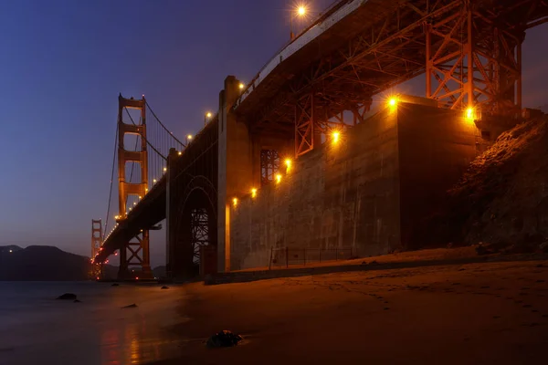 Sotto Golden Gate Bridge Con Bassa Marea Nell Ora Blu — Foto Stock