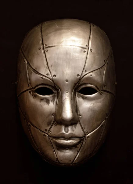Bronzová Maska Robotického Obličeje Izolovaná Proti Hnědému Pozadí — Stock fotografie