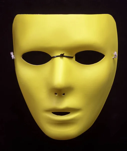 Prázdný Obličej Žlutá Polovina Masky Izolované Černém Pozadí — Stock fotografie