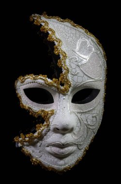 Mardi Gras yarı kadın yarı altın maskeli, siyah arka planda izole edilmiş..