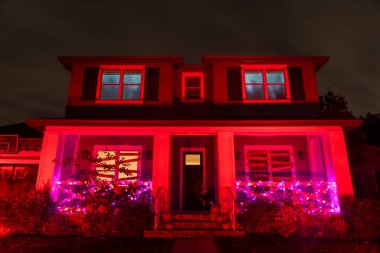 Kızıl Cadılar Bayramı Karanlıkta Parlayan Ev.