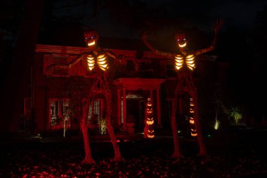 Cadılar Bayramı 'nda Perili Ev' in önünde İki Canlı İskelet Tehdit.