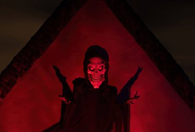 Ölüm meleği Cadılar Bayramı için duvar süslüyor.