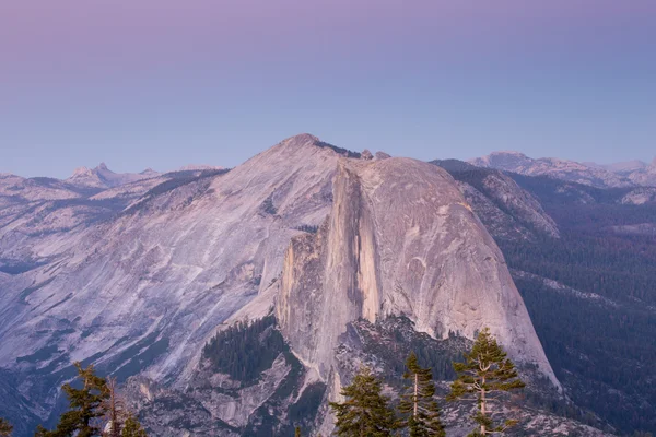Crepúsculo sobre meia cúpula, Parque Nacional de Yosemite — Fotografia de Stock