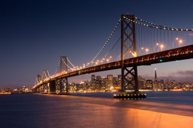 San Francisco Körfez Köprüsü ve manzarası üzerinde alacakaranlık
