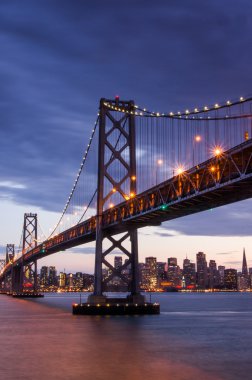 San Francisco-Oakland Bay Köprüsü ve San Francisco Skyline üzerinde Alacakaranlık