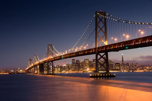 Schemering over San Francisco Bay Bridge en Skyline — Stockfoto