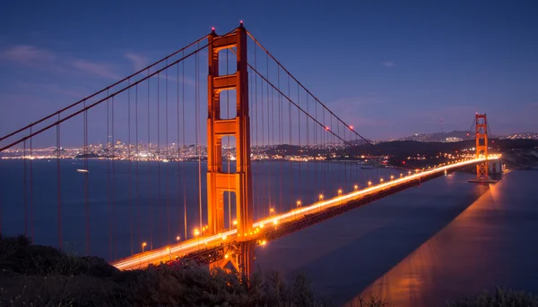 Crepúsculo sobre Golden-Gate Bridge — Fotografia de Stock