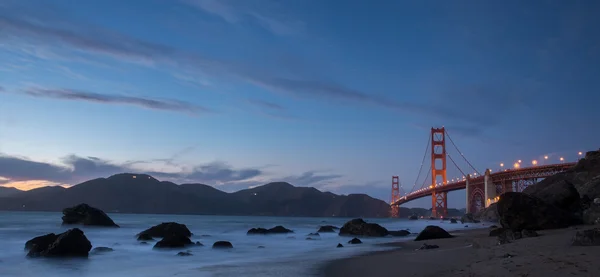 Il Golden Gate Bridge e Marin Hills Panorama al tramonto . — Foto Stock