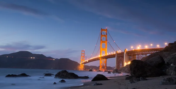 Golden-Gate Bridge in de schemering. Marshalls Beach, San Francisco — Stockfoto