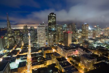 Nob Hill San Francisco finansal bölgesinin havadan izleme alacakaranlıkta