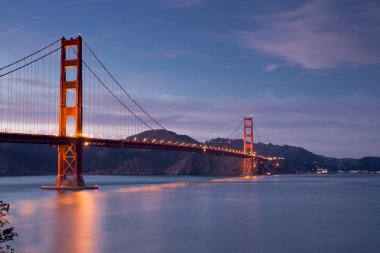 Golden Gate Köprüsü alacakaranlıkta, San Francisco, California