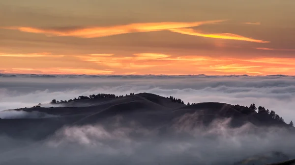 在太平洋上空的雾山的日落 — 图库照片
