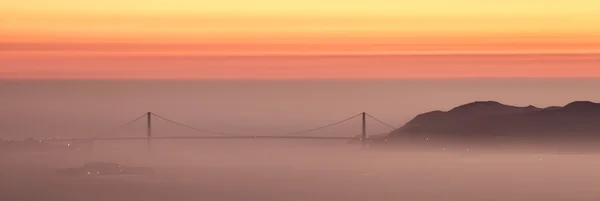 Hazy sunset over Golden Gate Bridge, San Francisco. — Stock Photo, Image