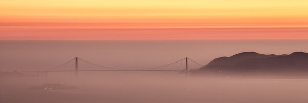 Закат над мостом Голден Гейт в Сан-Франциско
.